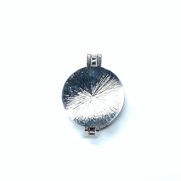 😍 Filigreed Essential Oil Diffuser Pendant 👀 - Picture 3 of 5